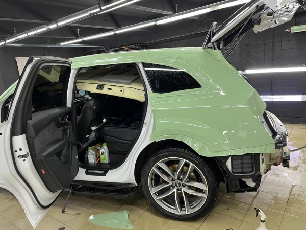 Оклейка цветным полиуретаном AUDI q7 4m  