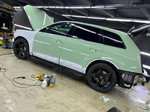 Оклейка цветным полиуретаном AUDI q7 4m  