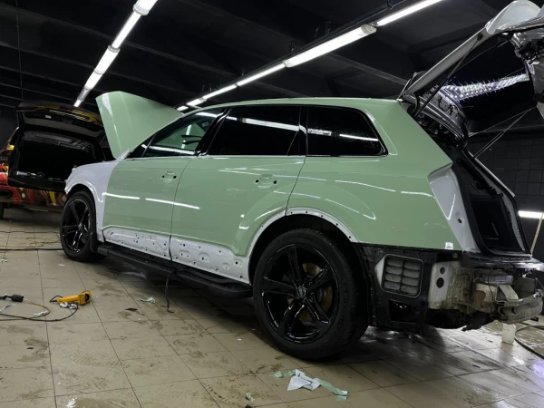 Оклейка цветным полиуретаном AUDI q7 4m  