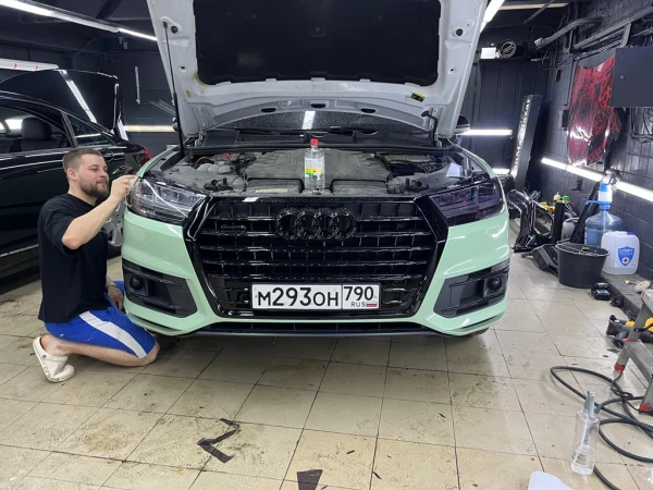 Оклейка цветным полиуретаном AUDI q7 4m  