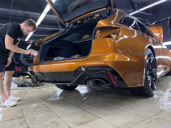 Оклейка Audi rs 6 полиуретановой пленк