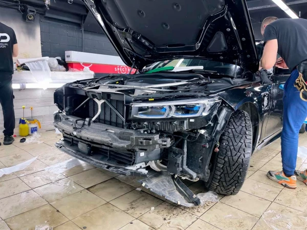 Оклейка полиуретановой пленкой bmw 7 