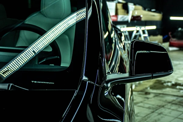 оклейка антигравийной пленкой Tesla