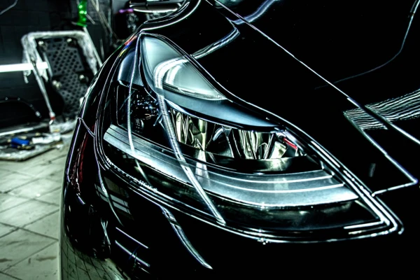 оклейка антигравийной пленкой Tesla
